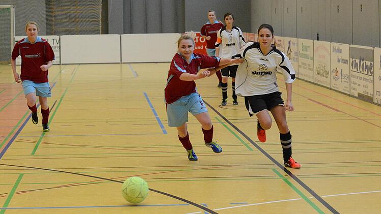 Szene aus dem Spiel des FC Hammelburg I (in weiß) gegen den TSV Ebenhausen. Foto: ssp