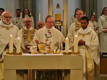 Stadtpfarrer Dekan Thomas Keßler bei seinem Abschiedsgottesdienst in Bad Kissingen. Links Pfarrer Stephan Hartmann, Burkardroth, der bis auf weiteres die Leitung der Pfarreigemeinschaft mit übernehmen wird. Rechts stellvertr. Dekan, Sony Kochumalayil  Foto: Werner Vogel