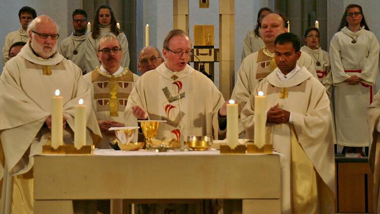 Stadtpfarrer Dekan Thomas Keßler bei seinem Abschiedsgottesdienst in Bad Kissingen. Links Pfarrer Stephan Hartmann, Burkardroth, der bis auf weiteres die Leitung der Pfarreigemeinschaft mit übernehmen wird. Rechts stellvertr. Dekan, Sony Kochumalayil  Foto: Werner Vogel