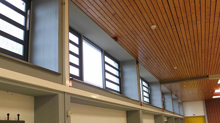 Vor den Fenstern an der Hallendecke befinden sich Rauchmelder, die im Brandfall ein Kippen der Fenster auslösen würden, so dass Qualm abziehen kann.