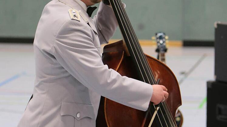 Impressionen vom Auftritt des Heeresmusikkorps Veitshöchheim in der Sporthalle der PestalozzischuleFoto: Jochen Berger