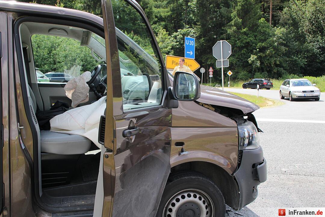 Kleintransporter übersieht Audi im Kreuzungsbereich