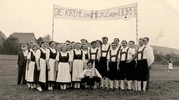 Die katholische Landjugendgruppe hatte Theater gespielt und konnte Einnahmen in Höhe von 2000 D-Mark beisteuern. Repros: Alfred Sommerfeld