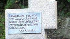 Auf dem neuen Weg sind die 30 Menschenrechtsartikel in unterschiedlicher Form kreativ dargestellt.  Foto: pr