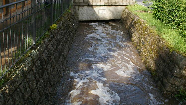 Gerade noch so schaffte die Brücken in Unterschleichach am 13. Juni dieses Jahres nach einem Gewitter den Abfluss der Aurach. Nur in kleinen Bereichen in Neuschleichach kam es zu Überschwemmungen.