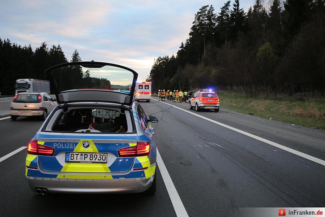 A9: 35-Jähriger verliert Kontrolle über sein Auto und kollidiert mit Anhängergespann