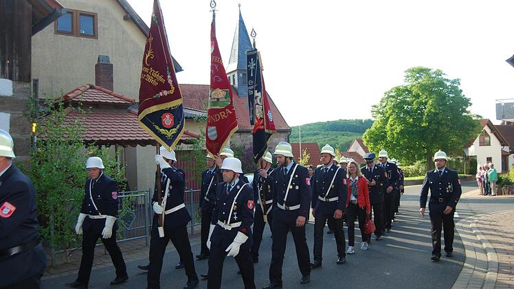 Die Parade mit den drei Feuerwehren der Gemeinde marschierte durch Singenrain. Foto: Isabell Gerr