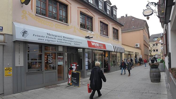 Das Haus Kirchgasse 11 ist die zweite Station der Verlegung von Stolpersteinen am Freitag. Fotos: Siegfried Farkas