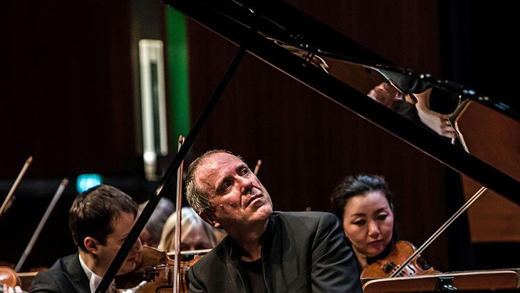 Bei der Beethoven-Gala im Coburger Kongresshaus begeisterte Alexander Lonquich gleich doppelt - als Pianist und als Dirigent des Philharmonischen Orchesters.Foto: Jochen Berger