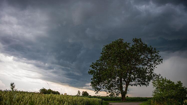 Der Deutsche Wetterdienst warnt vor schweren Gewittern in Franken am Donnerstagnachmittag. Symbolbild: Lino Mirgeler / dpa