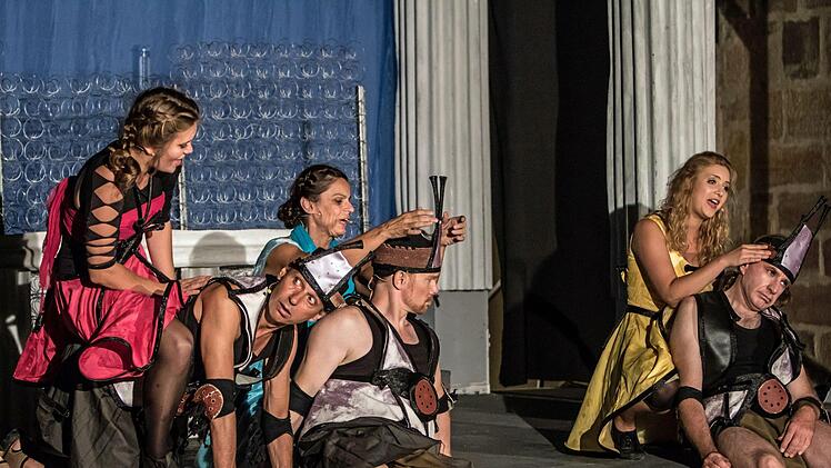 Happy End unter freiem Himmel: mit einer Musical-Version der Antiken Komödie "Lysistrata" gastierte der Fränkische Theatersommer in der Domäne Oeslau.Foto: Jochen Berger