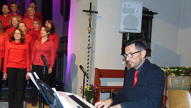 Der Gospelchor mit dem Pianisten Jörg Beckenbauer Foto: Petra Malbrich
