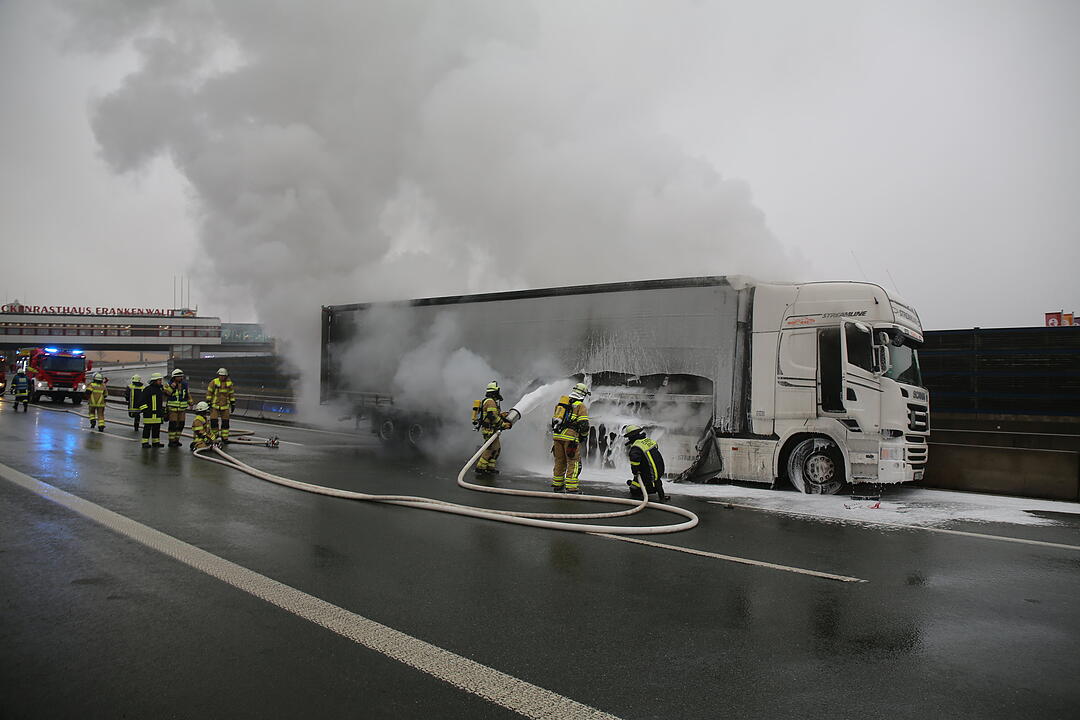 Nach Kollision mit Leitplanke: Lastwagen geht auf A9 in Flammen auf