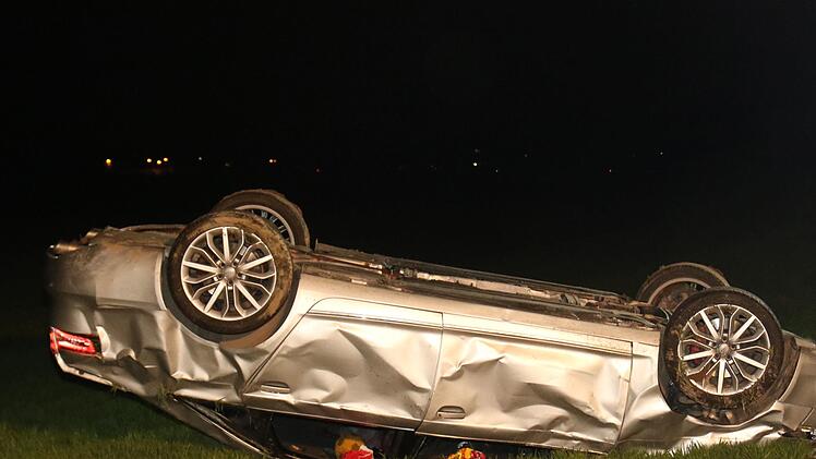 Der Fahrer des verunglückten Fahrzeugs war von der Fahrbahn abgekommen. Das Auto  überschlug sich mehrmals und blieb schließlich  in einem angrenzenden Feld auf dem Dach liegen. Foto: Michael Stelzner