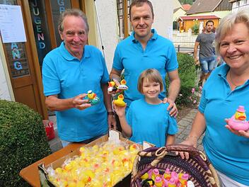 Am Start freuen sich Walter Mackert (Förderverein), Michael Endres (Elternbeirat) mit Tochter Finja und Rektorin Gudrun Mackert (v.l.).