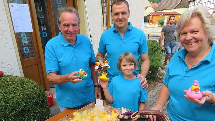 Am Start freuen sich Walter Mackert (Förderverein), Michael Endres (Elternbeirat) mit Tochter Finja und Rektorin Gudrun Mackert (v.l.).