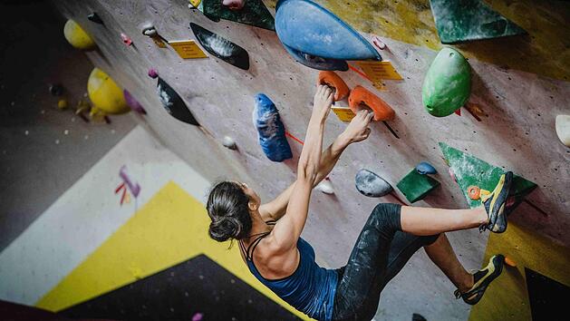 Ausdauer, Konzentration und Geschicklichkeit sind beim Bouldern gefragt. Wer seinen inneren Schweinehund überwinden will, hat in einer der vielen Kletterhallen in Franken   die Möglichkeit dazu. Symbolfoto: yns_plt/unsplash.com
