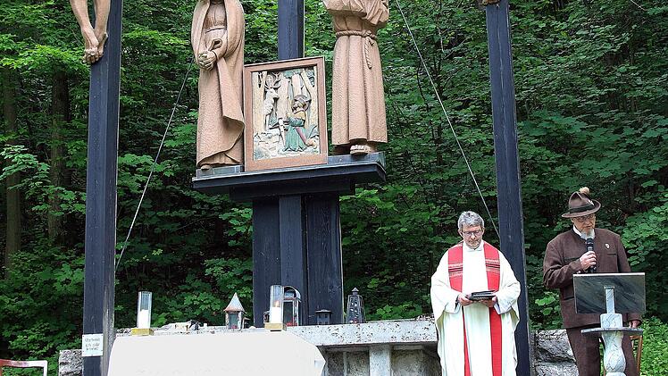 Unter der Kreuzigungsgruppe aus dem Jahr 1941 stand der Altar für die Hubertusmesse. Rechts auf dem Foto Pater Rudolf (links) und der Vereinsvorsitzende Gregor Lutz (rechts). Foto: Dieter Britz