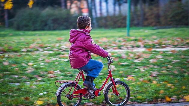 Schreckmoment in Bamberg: Kind auf Fahrrad kollidiert mit Auto