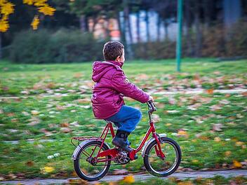 Schreckmoment in Bamberg: Kind auf Fahrrad kollidiert mit Auto