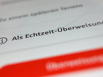 In einer App der Sparkasse ist die Option «Als Echtzeit-Überweisung» zu sehen.