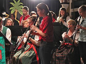 Mädchen geben in der Jugendkapelle der Stadtkapelle Hammelburg inzwischen den Ton an. Das war vor 50 Jahren noch ganz anders. Die Jugend spielte  beim Herbstkonzert in der Aula des Frobenius-Gymnasiums mit dem  Hauptorchester  die Zugaben. Fotos: Gerd Schaar