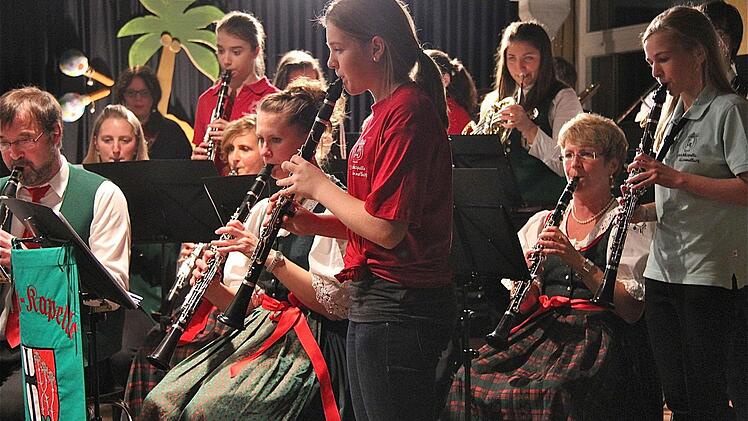 Mädchen geben in der Jugendkapelle der Stadtkapelle Hammelburg inzwischen den Ton an. Das war vor 50 Jahren noch ganz anders. Die Jugend spielte  beim Herbstkonzert in der Aula des Frobenius-Gymnasiums mit dem  Hauptorchester  die Zugaben. Fotos: Gerd Schaar