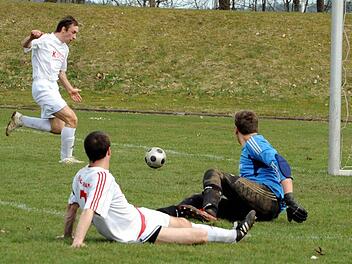 Hier profitiert Lauters Daniel Metz (links) von einer Sitzfußball-Vorlage seines Spielführers Oliver Kleinhenz (am Boden), während Stangenroths Torwart Sven Eyrich dem 1:1 nur noch hinterherschauen kann. Foto: Hopf