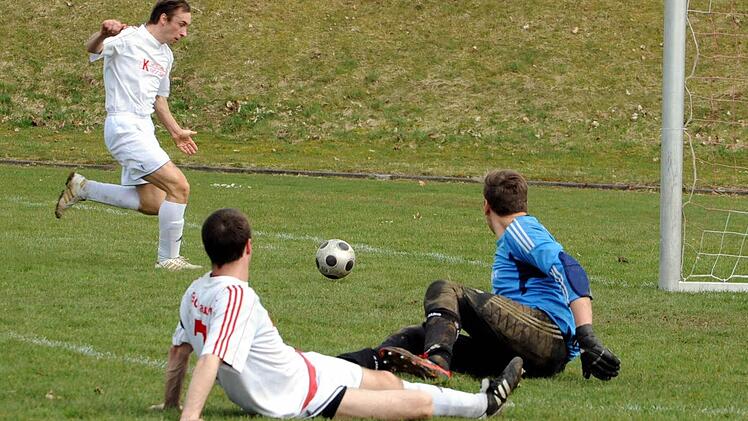 Hier profitiert Lauters Daniel Metz (links) von einer Sitzfußball-Vorlage seines Spielführers Oliver Kleinhenz (am Boden), während Stangenroths Torwart Sven Eyrich dem 1:1 nur noch hinterherschauen kann. Foto: Hopf