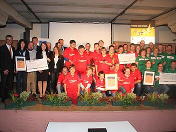 Die Gewinner des "Großen Stern des Sports" auf Landkreisebene mit Vertretern der Raiffeisen- und Volksbanken, des Sports und ihren Bürgermeistern.