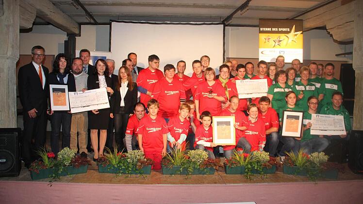 Die Gewinner des "Großen Stern des Sports" auf Landkreisebene mit Vertretern der Raiffeisen- und Volksbanken, des Sports und ihren Bürgermeistern.