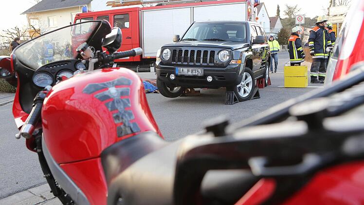 Der Unfall passierte am Spätnachmittag. Bis Gutachter Fürbeth informiert war und vor Ort ankam, war es schon dunkel. Alles wird fotografiert, auch der Jeep, der gerade auf den Abschleppwagen gehievt wird.  Fotos: Matthias Hoch, Irmtraud Fenn-Nebel