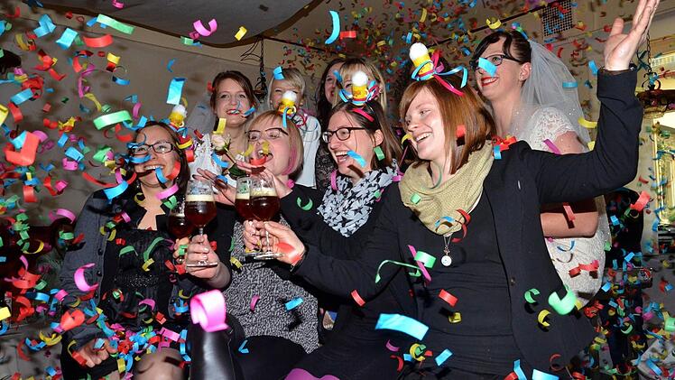 Konfettiregen nach der Modenschau. Die Bier-Feen Isabella, Gisi, Yvonne und Moni (vorne, von links) mit den Models. Foto: Dieter Hübner