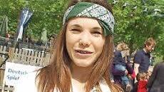 "Crazy Nelly" (Nelida Martinez) verteilt die Stempelpässe.