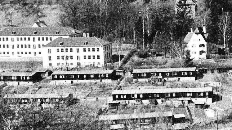 Diese Baracken unterhalb der heutigen Schulgeb&auml;ude in Eltmann lie&szlig; die Stadt D&uuml;sseldorf 1943 f&uuml;r ihre ausgesiedelten Bewohner aufstellen. Foto: Archiv Ludwig Leisentritt