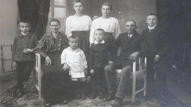 Von der Familie Holzinger - Anton steht ganz links - ist nur dieses Foto erhalten. Es wurde vermutlich um 1919 aufgenommen. Foto: privat