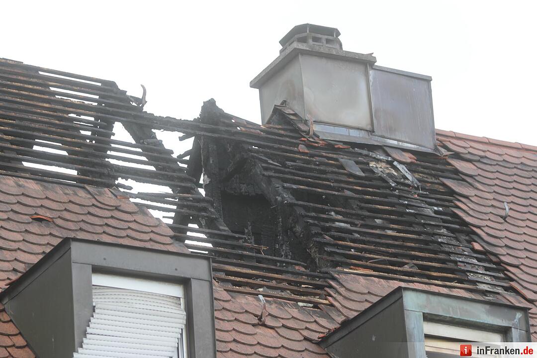 Dachstuhl von Wohnhaus stand in Flammen