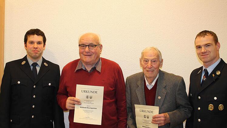 Christian Ullrich (2.Vereinsvorsitzender), Willi Baumgartner (65 Jahre Vereinszughörigkeit), Willi Riemey (65 Jahre), Thomas Hüfner (Vereinsvorsitzender/ Kommandant). Foto: FFW Rupboden