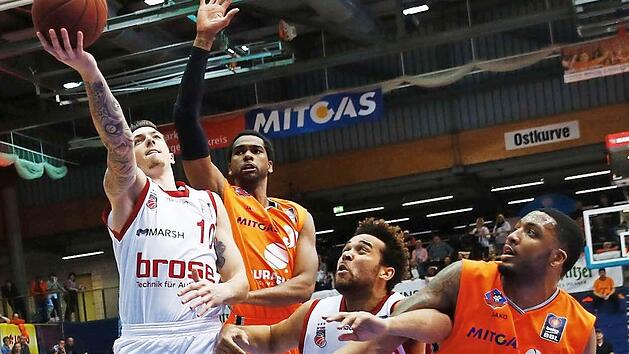 Daniel Theis setzt sich gegen James Southerland durch. Vorne k&auml;mpfen Elias Harris und TaShawn Thomas um eine gute Reboundposition. Foto: Daniel L&ouml;b