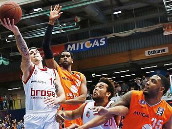 Daniel Theis setzt sich gegen James Southerland durch. Vorne kämpfen Elias Harris und TaShawn Thomas um eine gute Reboundposition. Foto: Daniel Löb