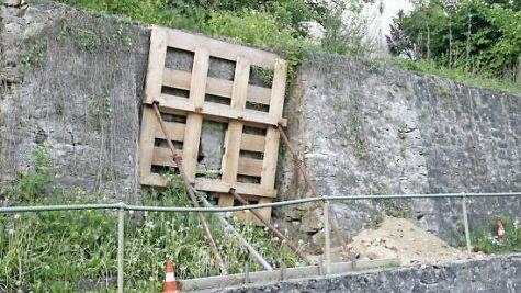 Die Stadtsteinacher Stadtmauer fällt weder akut ein, noch bröckelt sie aus den ersten Löchern. Ein Teil der Mauer ist abgestützt, und an drei Stellen wurden Proben entnommen, um Zustand und Zusammensetzung des Mauerwerks zu analysieren. Joachim Zeune erstellt aus den Ergebnissen der Untersuchungen zurzeit ein Gutachten für die Sanierung beziehungsweise Stabilisierung der historischen Mauer. Foto: klk