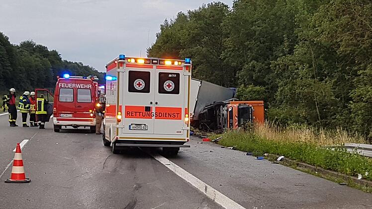 Bei einem tragischen Unfall auf der A6 im Landkreis Ansbach wurde am Freitagmorgen ein Bauarbeiter von einem Lkw erfasst und tödlich verletzt. Symbolfoto: NEWS5 / Haag