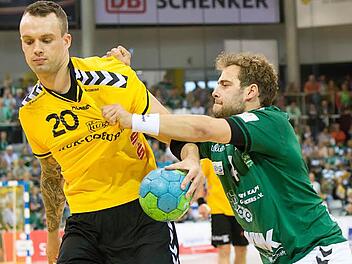 Derbys gegen Rimpar waren für den HSC 2000 Coburg um Florian Billek (mit Ball, hier gegen Sebastian Kraus) in den vergangenen Jahren kein Spaß. Bei insgesamt neun Vergleichen gab es keinen einzigen Sieg und nur drei Remis für die Coburger.  Foto: CT-Archiv