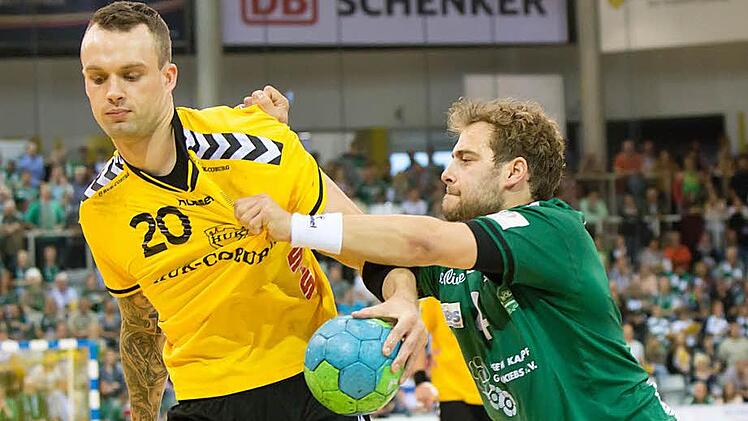 Derbys gegen Rimpar waren für den HSC 2000 Coburg um Florian Billek (mit Ball, hier gegen Sebastian Kraus) in den vergangenen Jahren kein Spaß. Bei insgesamt neun Vergleichen gab es keinen einzigen Sieg und nur drei Remis für die Coburger.  Foto: CT-Archiv