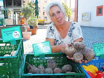Brigitte Wenzel aus Sennfeld hat auf dem Wochenmarkt in Haßfurt auch Rote Bete im Angebot.  Foto: Günter Flegel
