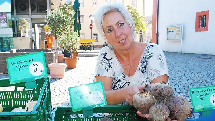 Brigitte Wenzel aus Sennfeld hat auf dem Wochenmarkt in Haßfurt auch Rote Bete im Angebot.  Foto: Günter Flegel