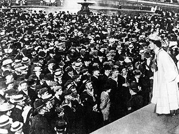 Unser Foto zeigt Emmeline Pankhurst, die sich in einer Rede auf dem Londoner Trafalgar Square (Großbritannien) für das Frauenwahlrecht einsetzt. Sie war Kämpferin für die politische Gleichberechtigung der Frauen in Großbritannien Anfang des 20. Jahrhunderts. Als Gründerin der 1903 entstandenen Women's Social and Political Union, die den radikalen Flügel der Frauenbewegung bildete, wurde sie mehrmals wegen Verstoßes gegen die Öffentliche Ordnung oder Brandstiftung festgenommen und mit Gefängni...