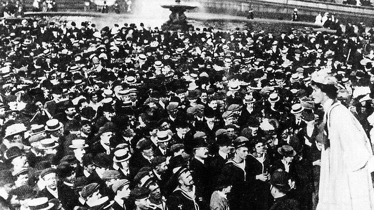 Unser Foto zeigt Emmeline Pankhurst, die sich in einer Rede auf dem Londoner Trafalgar Square (Großbritannien) für das Frauenwahlrecht einsetzt. Sie war Kämpferin für die politische Gleichberechtigung der Frauen in Großbritannien Anfang des 20. Jahrhunderts. Als Gründerin der 1903 entstandenen Women's Social and Political Union, die den radikalen Flügel der Frauenbewegung bildete, wurde sie mehrmals wegen Verstoßes gegen die Öffentliche Ordnung oder Brandstiftung festgenommen und mit Gefängni...