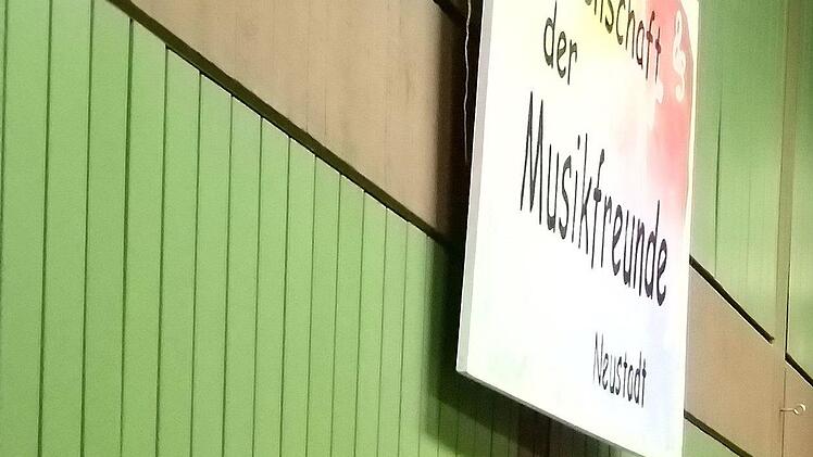 Viel Beifall gab es in Neustadt für die Uraufführung der 2. Sinfonie des in Ahorn lebenden Komponisten Gerhard Deutschmann. Umjubelte Solistin beim Konzert der Musikfreunde unter Leitung von Hans Stähli war die Cellistin  Hanna Pyrozhkova.Foto: Jochen Berger