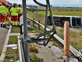 Schweres Busungl&uuml;ck im S&uuml;den Th&uuml;ringens: Auf der A71 ist ein Reisebus in einen Graben gefahren. Es gibt mehrere Schwerverletzte.  Foto: Hanns Friedrich
